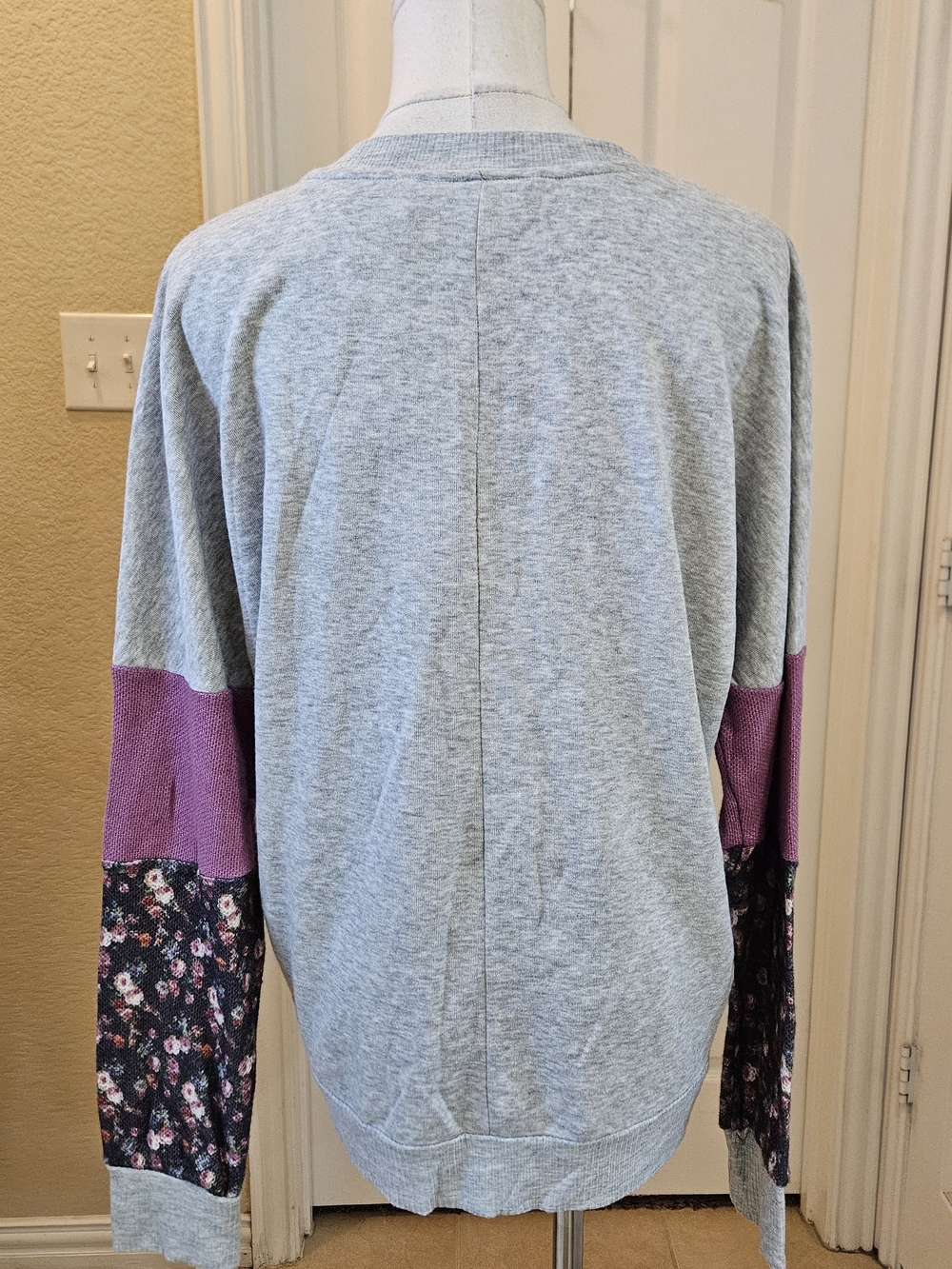 LUQ Heather Grey Floral Colorblock Pullover Top – Size Medium - Picture 9 of 9